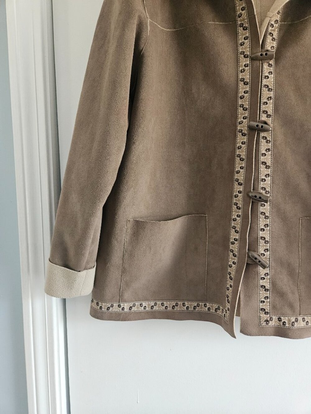 Alfred Dunner Beige Faux Suede Toggle Button Ribbon Trim 18W Jacket - Picture 5 of 9